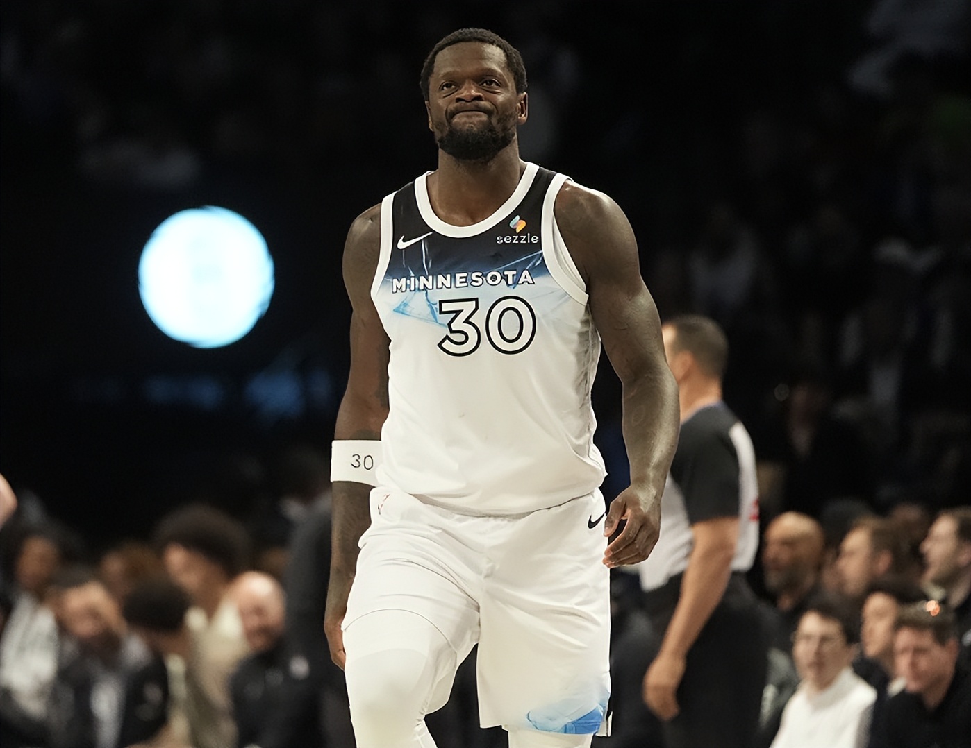 关于冲刺阶段突围战来临，费城76人围绕欧篮联主帅复盘，态度坚定，临场指挥获称赞的信息